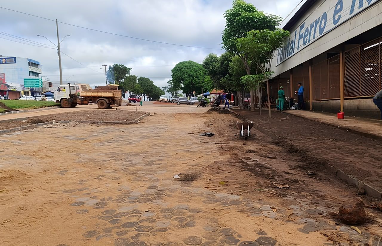 Foto 1 da obra Bloqueteamento (pavimentação com blocos de concreto) da avenida Santa Luzia.