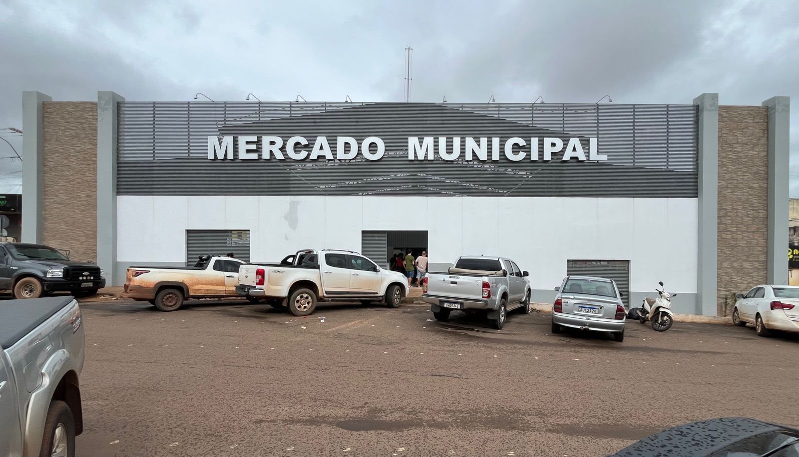 Foto principal da obra REQ. em conjunto com a vereadora Robenha Maria (em memória) - Construção de uma nova fachada no mercado municipal de Açailândia